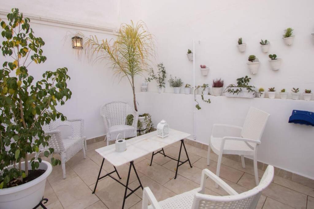 Castilla Triana Courtyard By Valcambre Sevilla Exterior foto